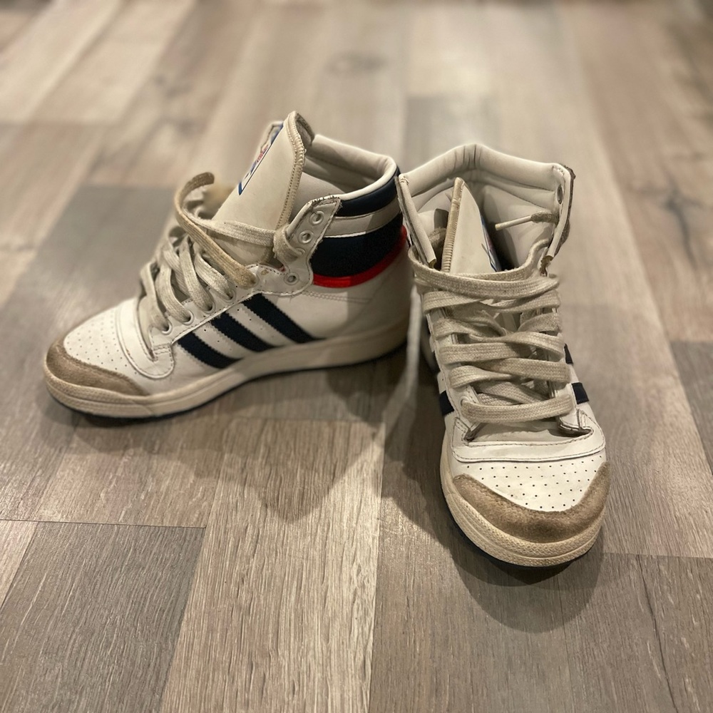 Classic Adidas Sneakers SZ. 4
